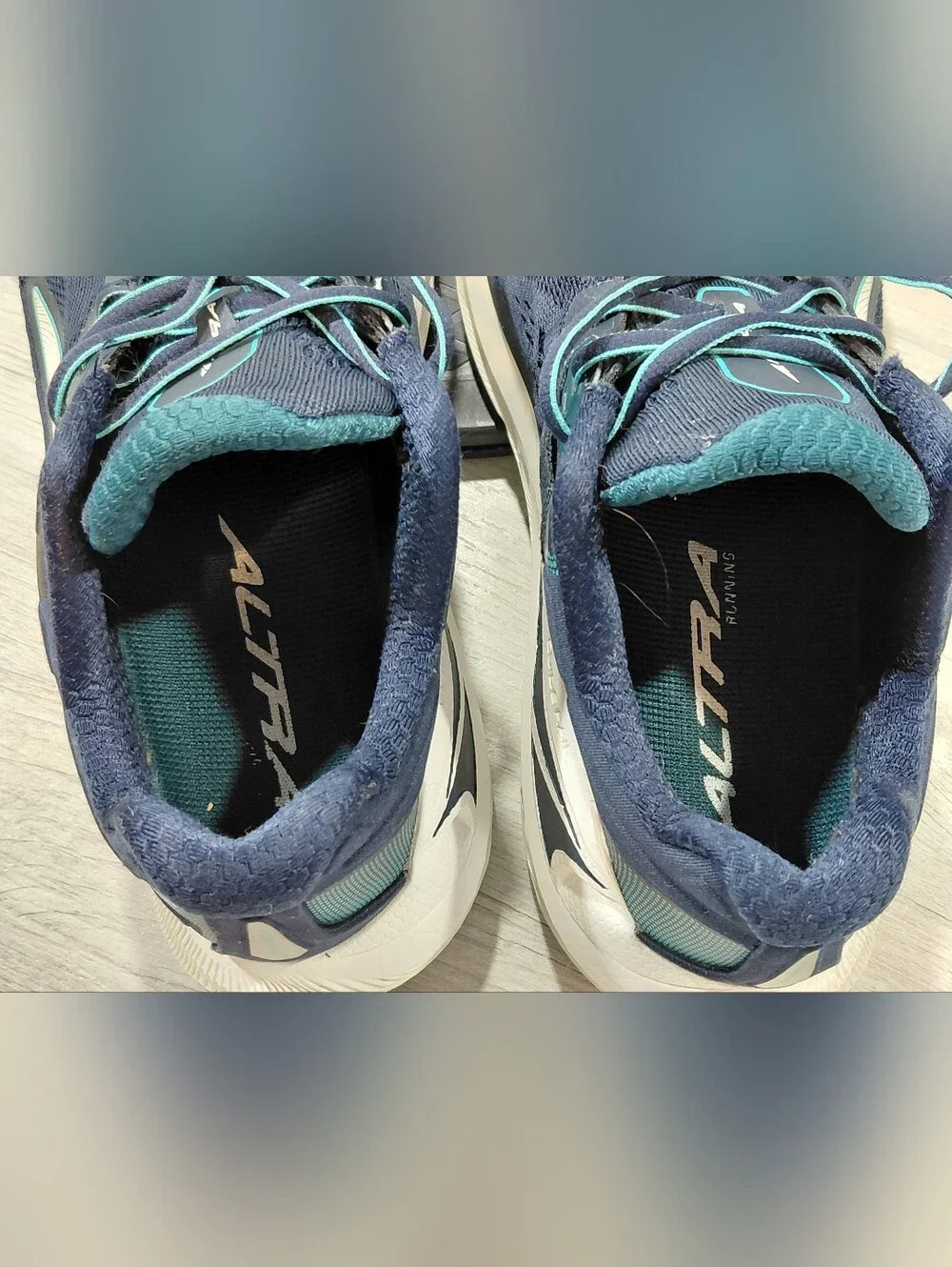 Altra women running